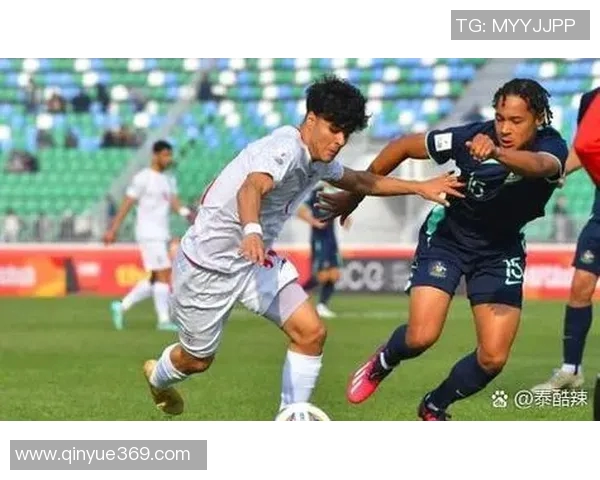 足球明星在训练中被教练意外发现潜力无限引发全队关注与期待